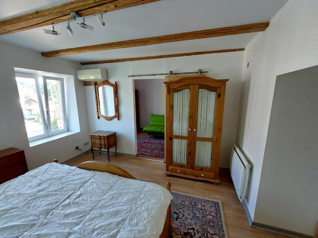 Ένα ή περισσότερα κρεβάτια σε δωμάτιο στο Maison vosgienne