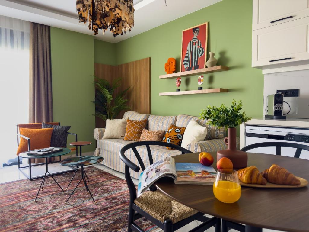 Χώρος καθιστικού στο Qoople Elite 4 Elysee 29 apartment Boho style in Premium location