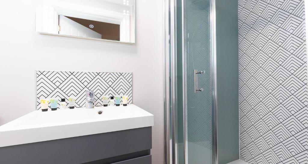 The Clarence Gardens Hotel, BW Signature Collection - Resim 38