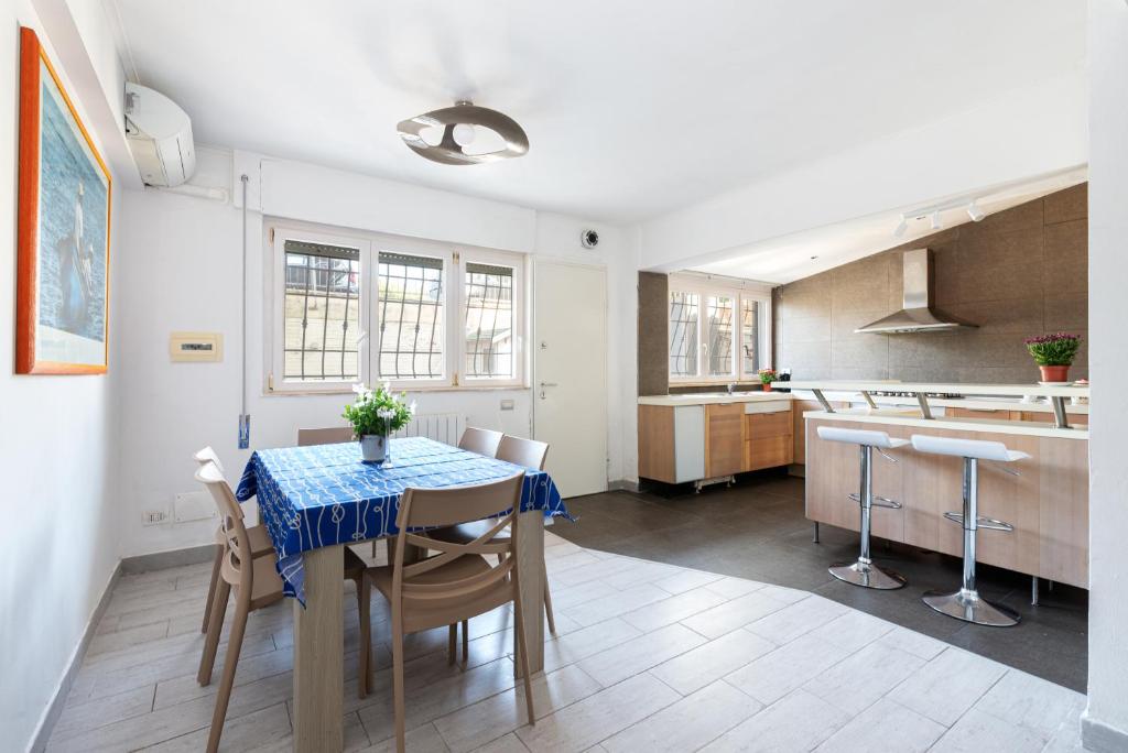 Η κουζίνα ή μικρή κουζίνα στο Ostia Beach Apt - 1 Minute Walk