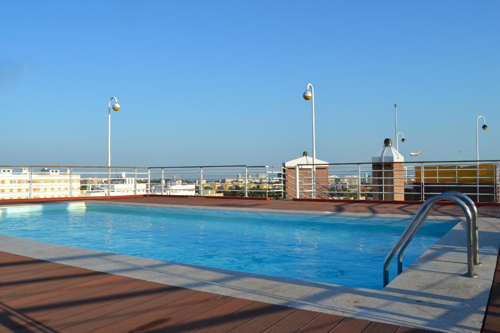 una piscina en la terraza de un crucero en All in One City Flat - Pool, parking & nomad, en Lisboa