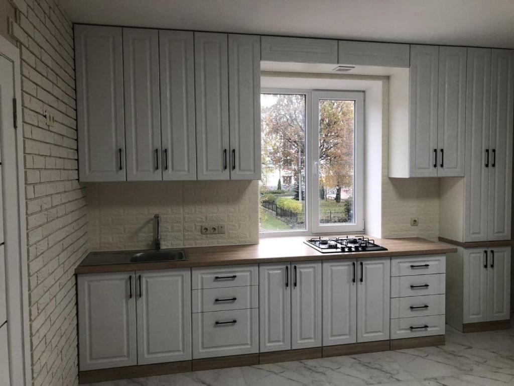 Kuchyň nebo kuchyňský kout v ubytování Квартира біля парку Софіївка