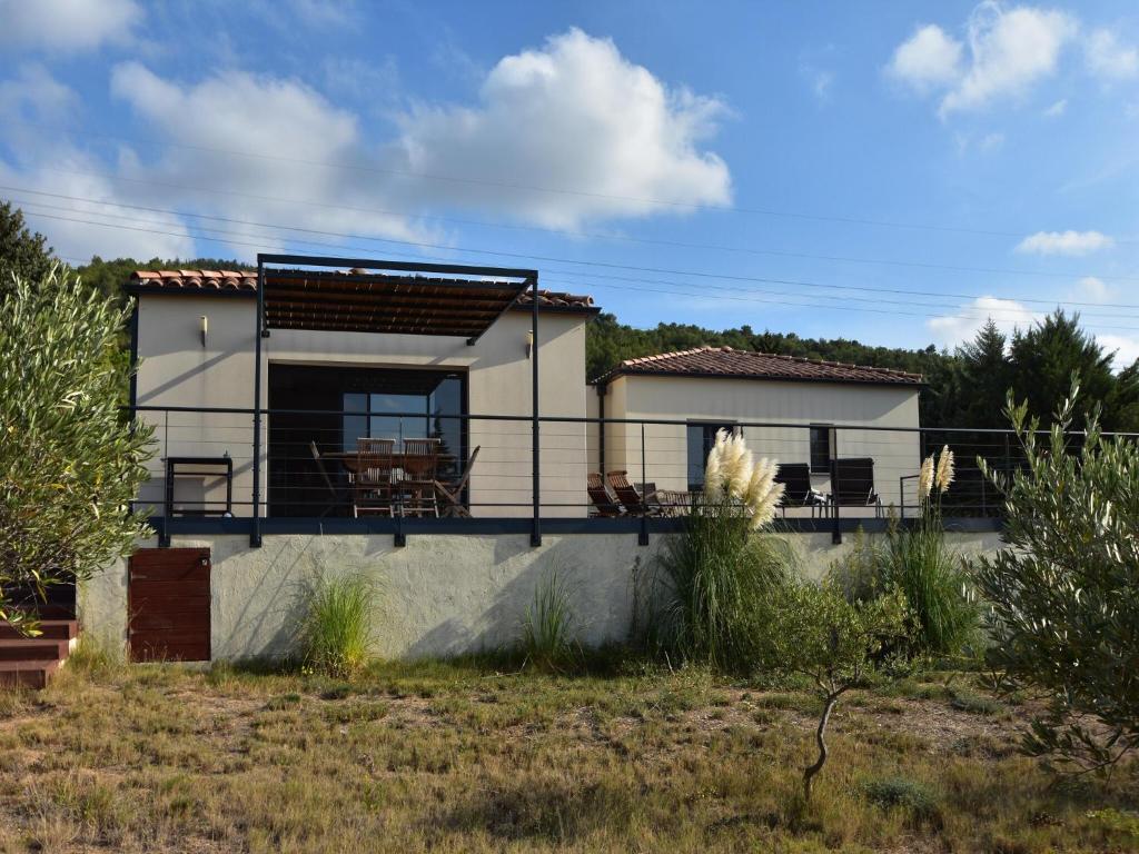 OupiaにあるVilla with Pool & Viewsの側面にバルコニーがある家