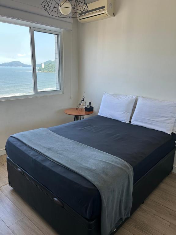 Ένα ή περισσότερα κρεβάτια σε δωμάτιο στο Apartamento Frente ao Mar Santos