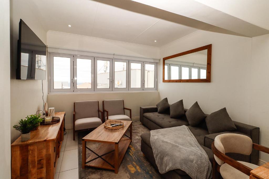 een woonkamer met een bank en een tafel bij Queens View 33 in Margate