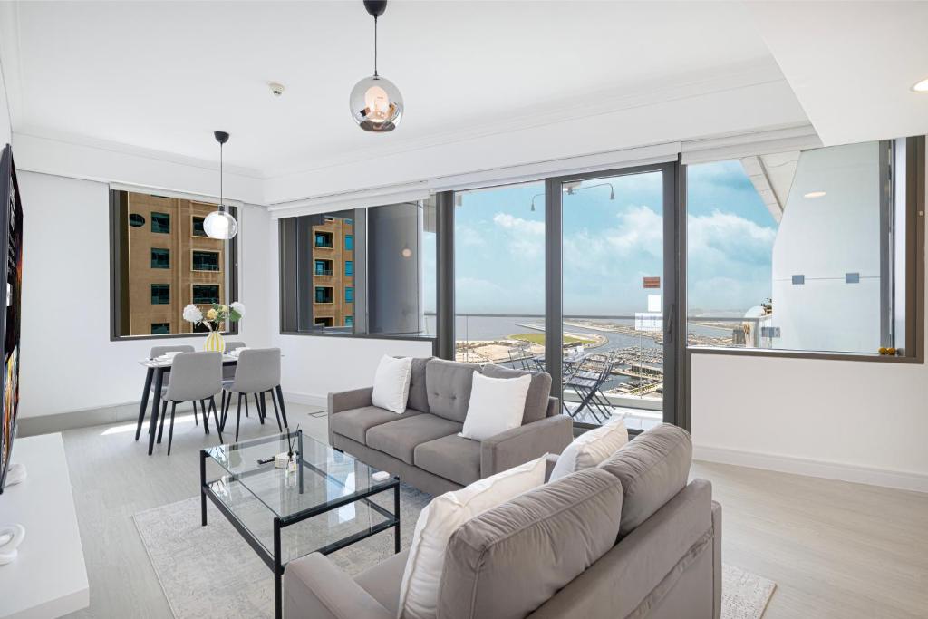 Posezení v ubytování Sea & City View Apartment Dubai Marina - Ravello Living