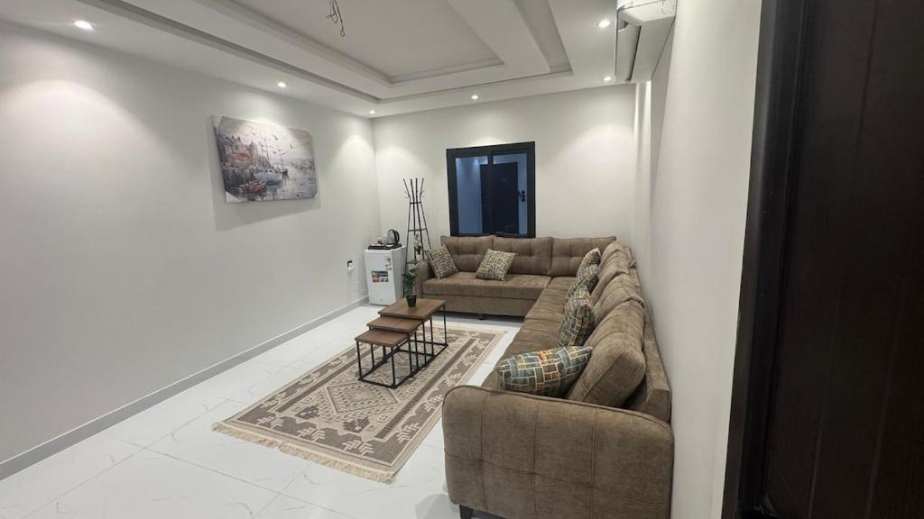 una sala de estar con un sofá y una mesa en Milaf lodge1, en Yeda