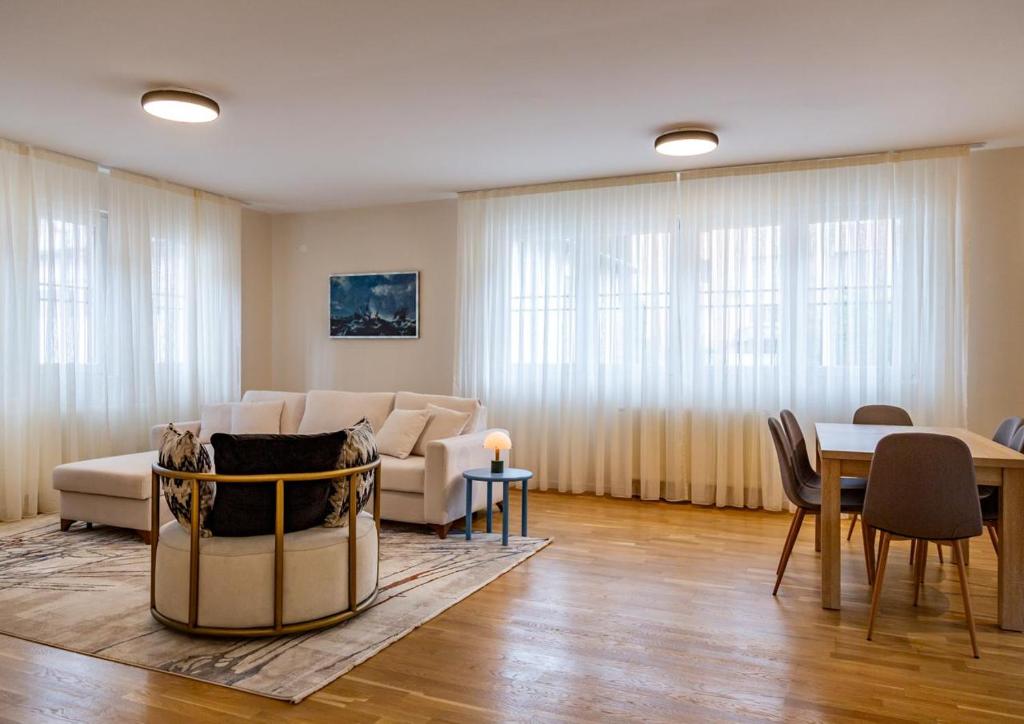un salon avec un canapé et une table dans l'établissement Kaizen's Central Apartments - Free Parking, à Sarajevo