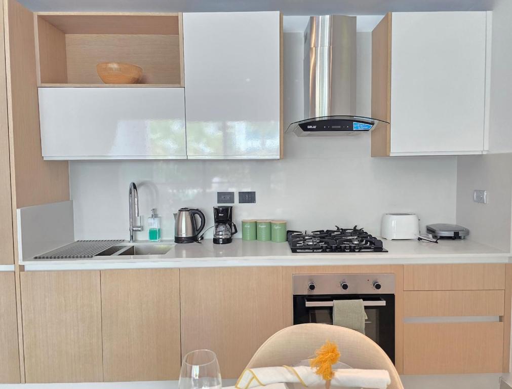 Una cocina o zona de cocina en Margarita 102 Private Beach Access Aqua Esmeralda Dominicus