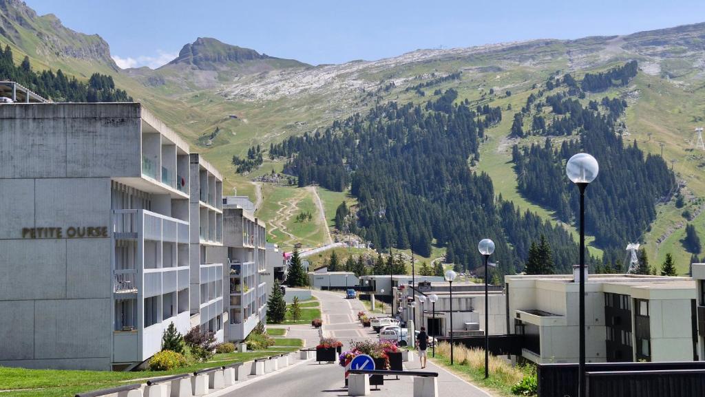 a street with a building and a mountain at Appartement Flaine Forêt in Flaine