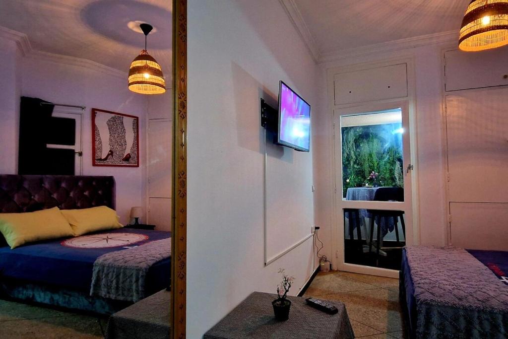 Μια τηλεόραση ή/και κέντρο ψυχαγωγίας στο Nice studio for nice people