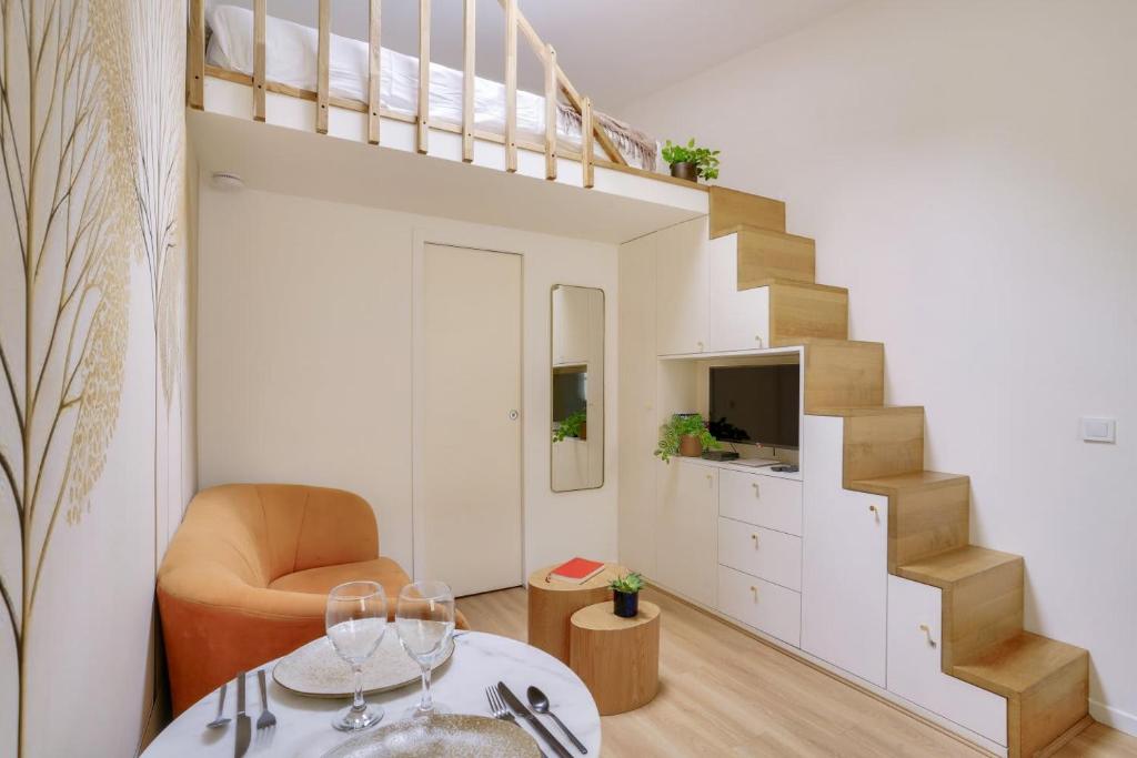 Beautiful studio in small house near Eiffel Tower