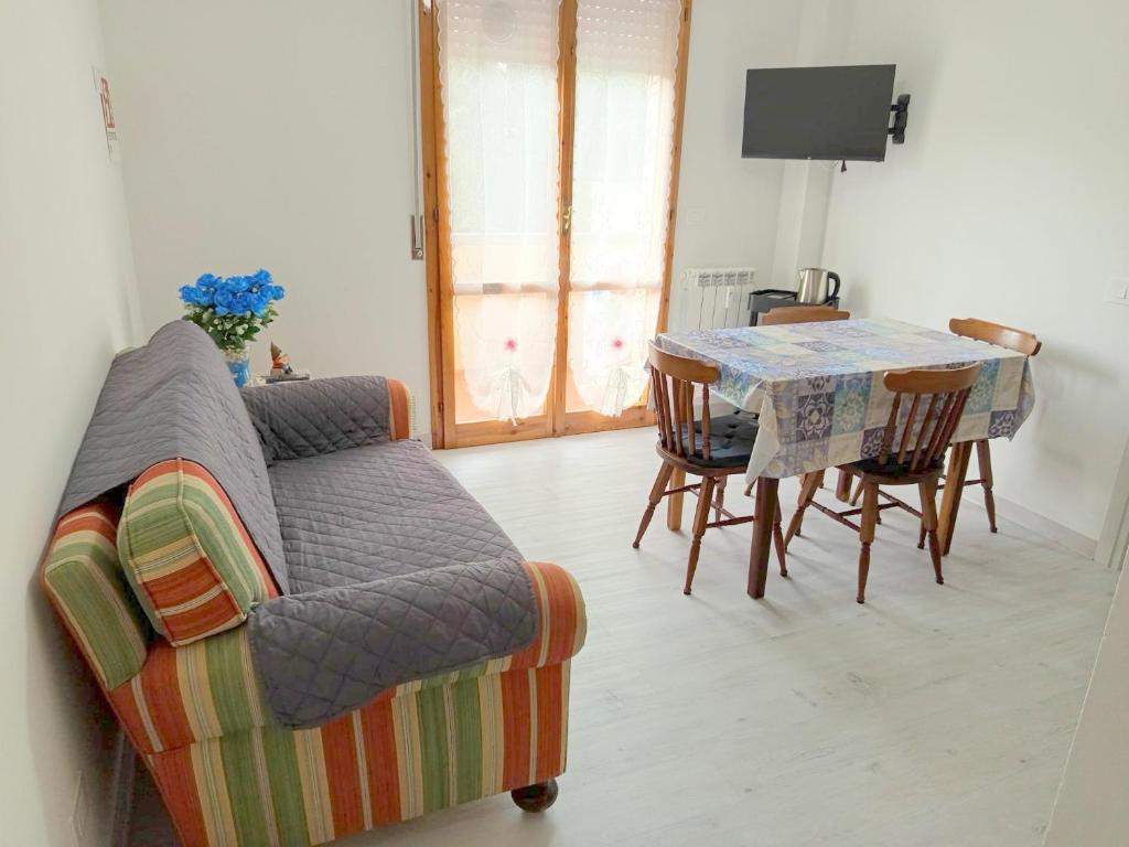 a living room with a couch and a table at ROSA BLU House in Pisa