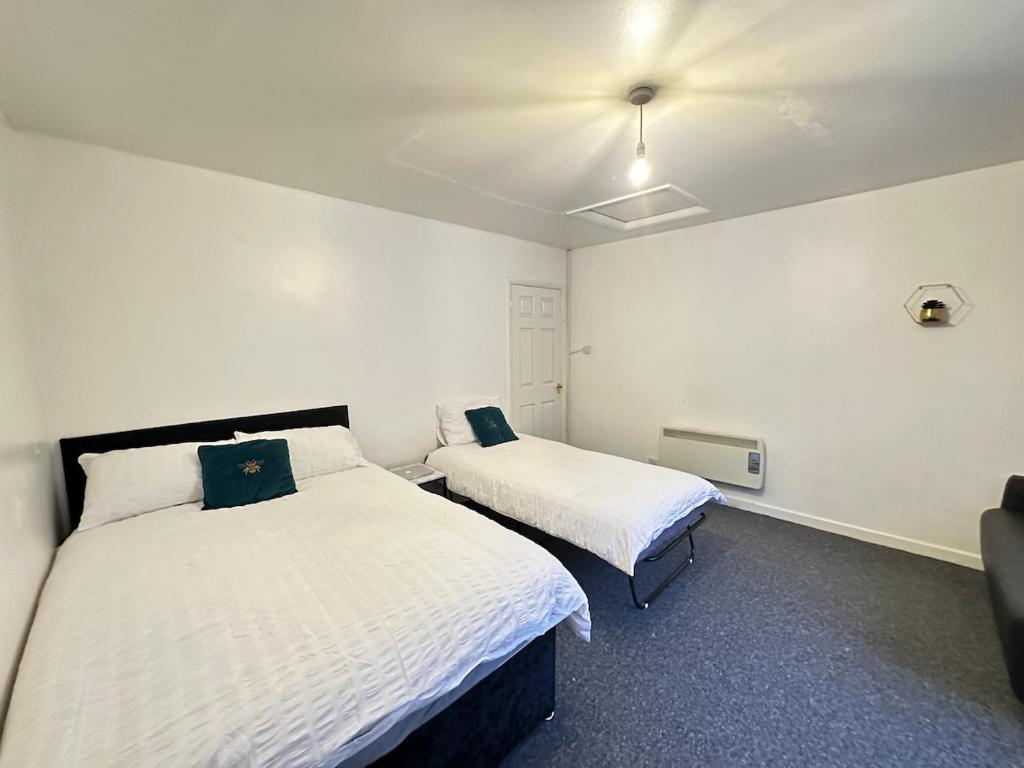 Postel nebo postele na pokoji v ubytování Cozy Stay for 3 in the West Midlands - BPG Holiday Home 4