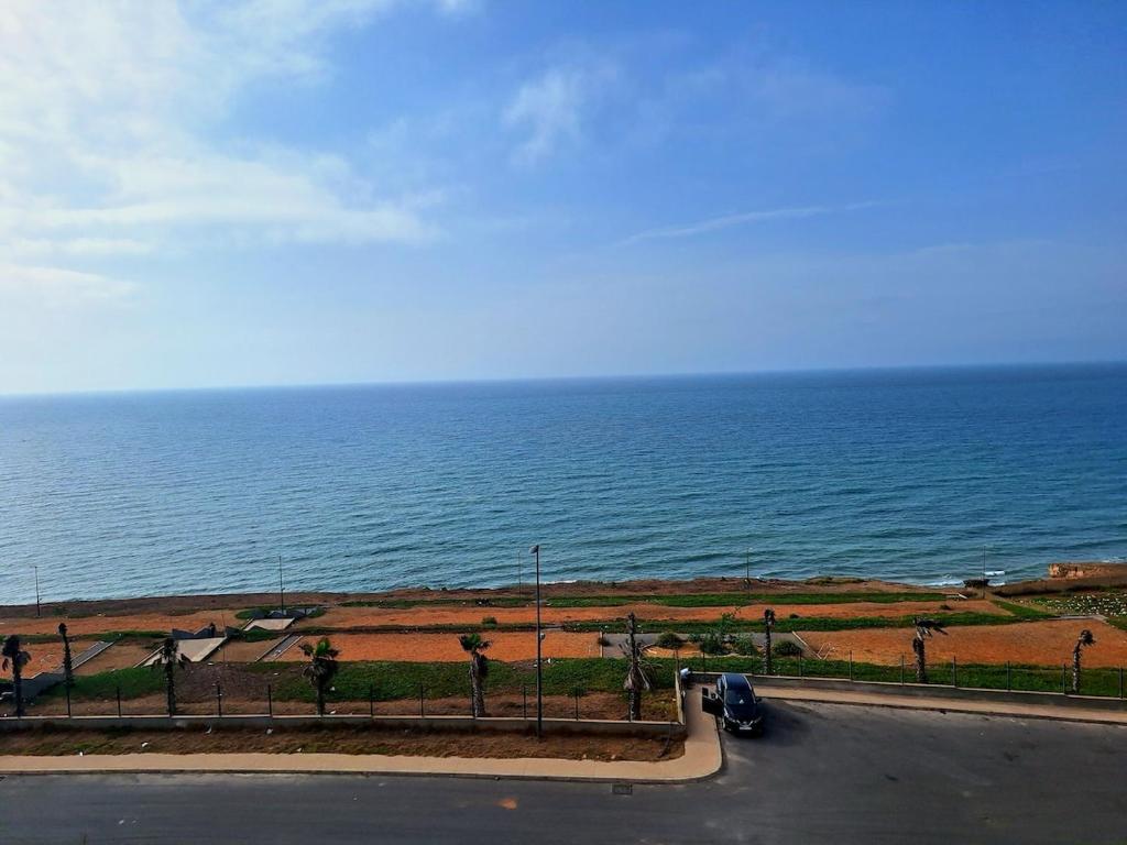 - un parking avec vue sur l'océan dans l'établissement Sea View Apartment, à Sidi Bouqnadel