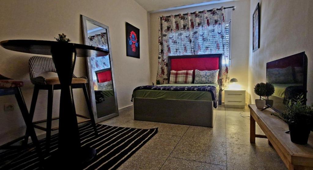 un dormitorio con una cama y una ventana en Greeny Studio, en Rabat