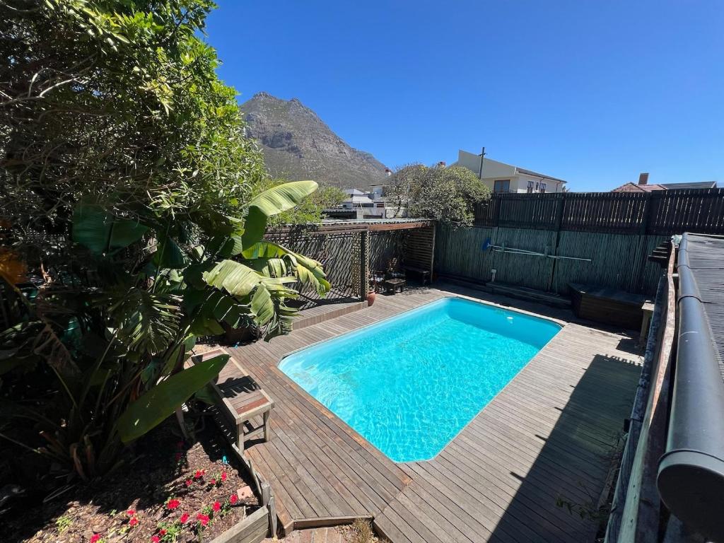 een zwembad op een houten terras naast bij The Berg Surf Shack in Muizenberg