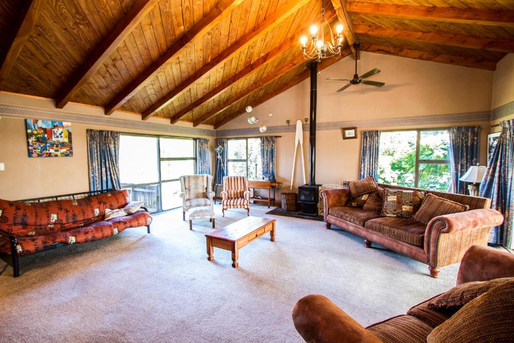 Χώρος καθιστικού στο Riverbed Lodge - Lake Taupo Home