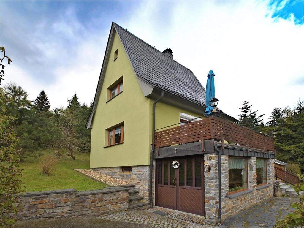a small yellow house with a gambrel roof at Mountain Hideaway in Wildenthal in Weitersglashütte