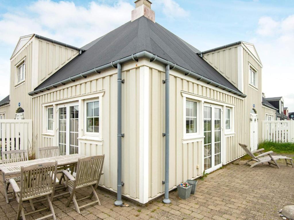 リンケビングにある5 person holiday home in Ringkøbing-By Traumの黒屋根の大きな白小屋