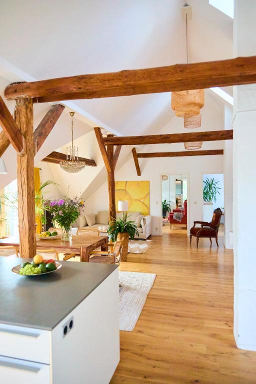 a kitchen and living room with wooden beams at Luxuriöse Ferienwohnung mit 3 Schlafzimmern in Tremsbüttel