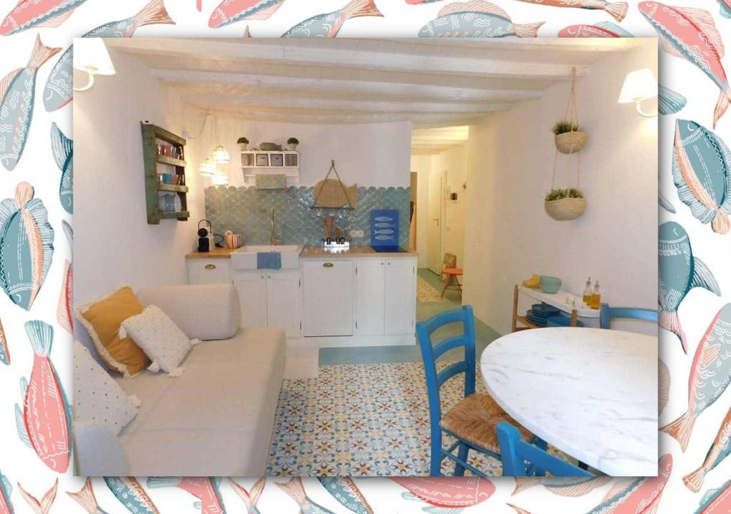a living room with a couch and a table at A Casa di Letta in Santa Margherita Ligure