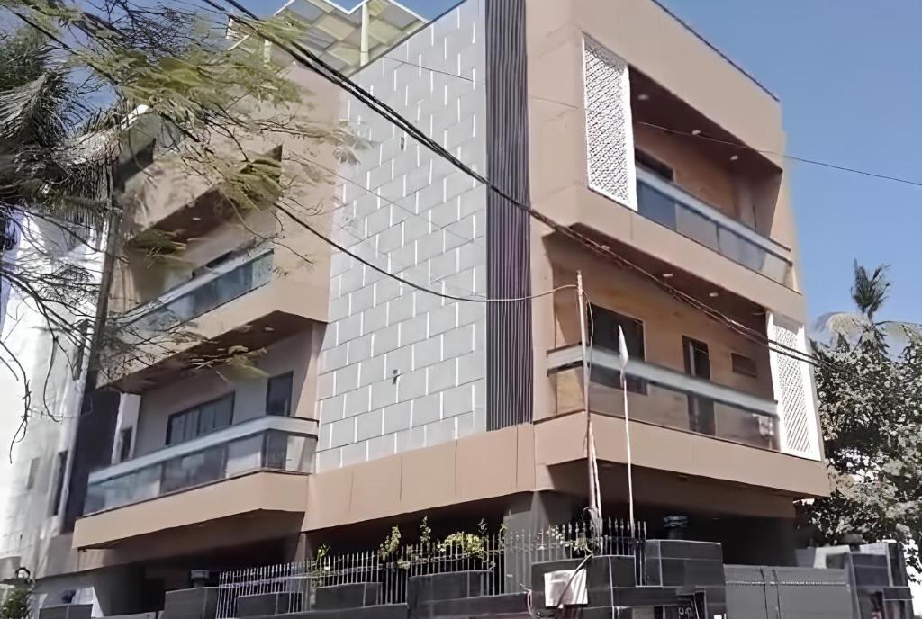 ein Gebäude in der Stadt mit einer Flagge davor in der Unterkunft KRIPA KUNJ -Cozy Stay like home in Varanasi