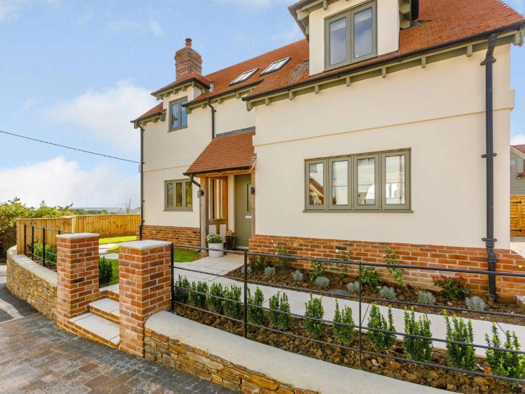 una casa bianca con una recinzione di mattoni di 2 Bed in Newton Tracey 80381 a Bishops Tawton