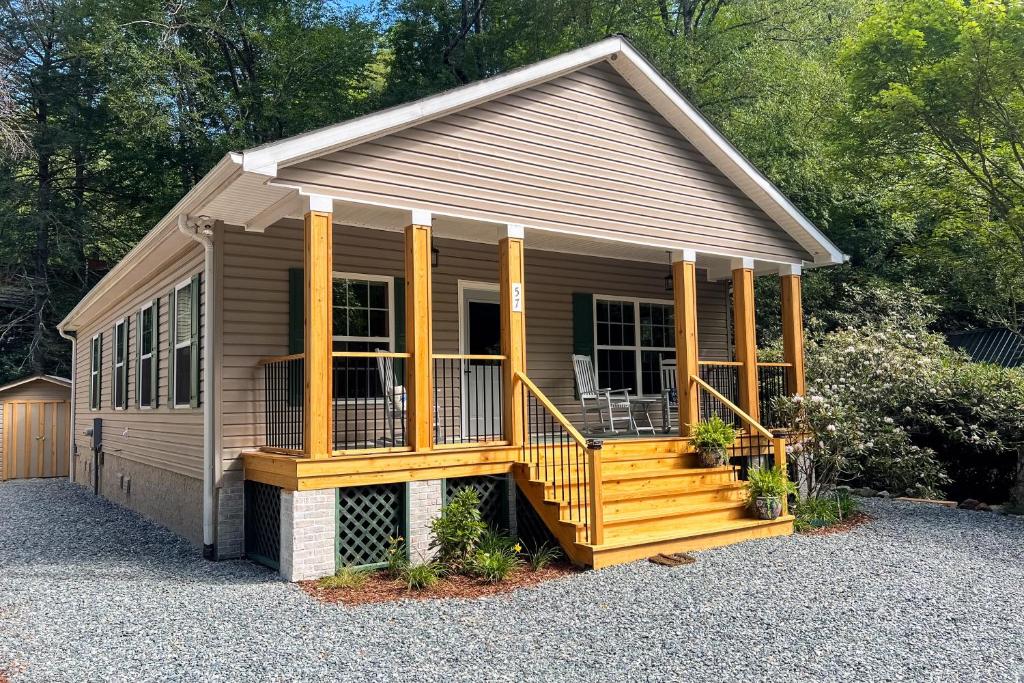 une petite maison avec un porche et une terrasse dans l'établissement LIndville Land Harbor Retreat, à Newland