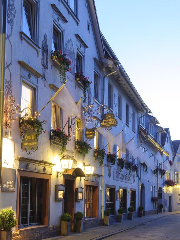 ein Gebäude mit Blumen am Straßenrand in der Unterkunft Hotel Wappenstube in Erbach