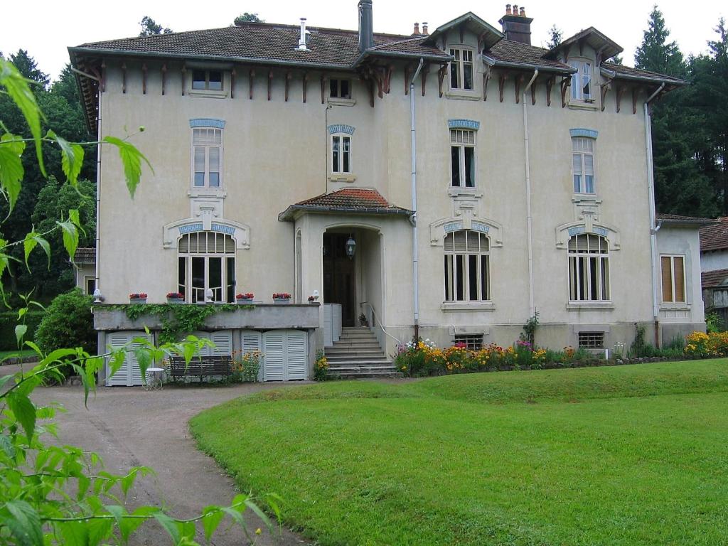 Κήπος έξω από το Mansion in Vecoux with Pool and Garden