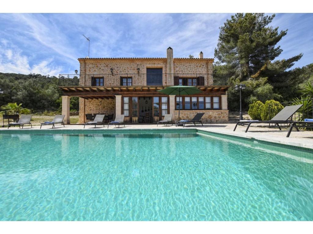 ペトラにあるClassic Home with Poolの家の前の大型スイミングプール