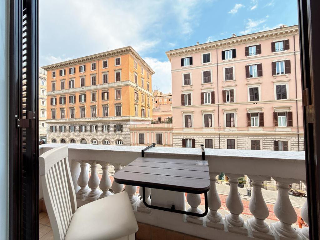 a balcony with a table and a view of buildings at Luxe roma in Rome