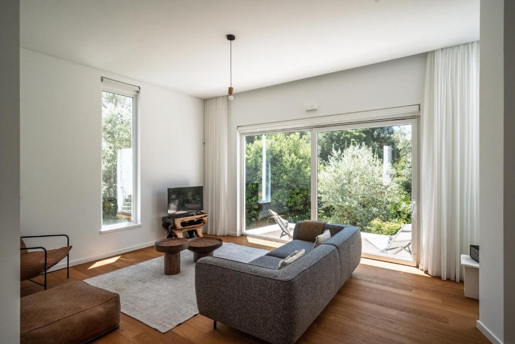 un soggiorno con un divano e una grande finestra di The Hideway, Peaceful Energy & Modern Comfort! a Santo Isidoro