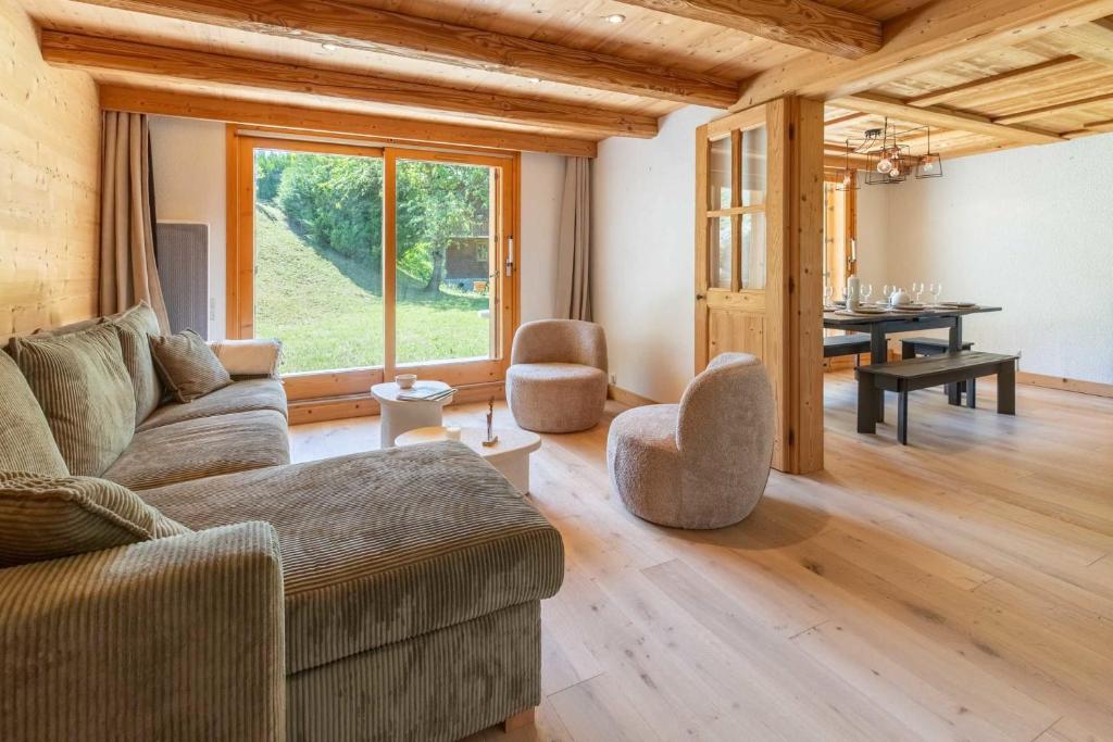 een woonkamer met een bank en een tafel bij Fauvettes 2 in Chandon