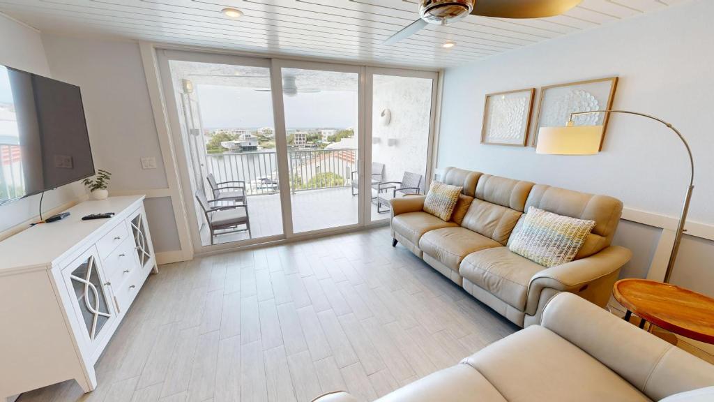 Μια τηλεόραση ή/και κέντρο ψυχαγωγίας στο Dolphin Point 604C condo