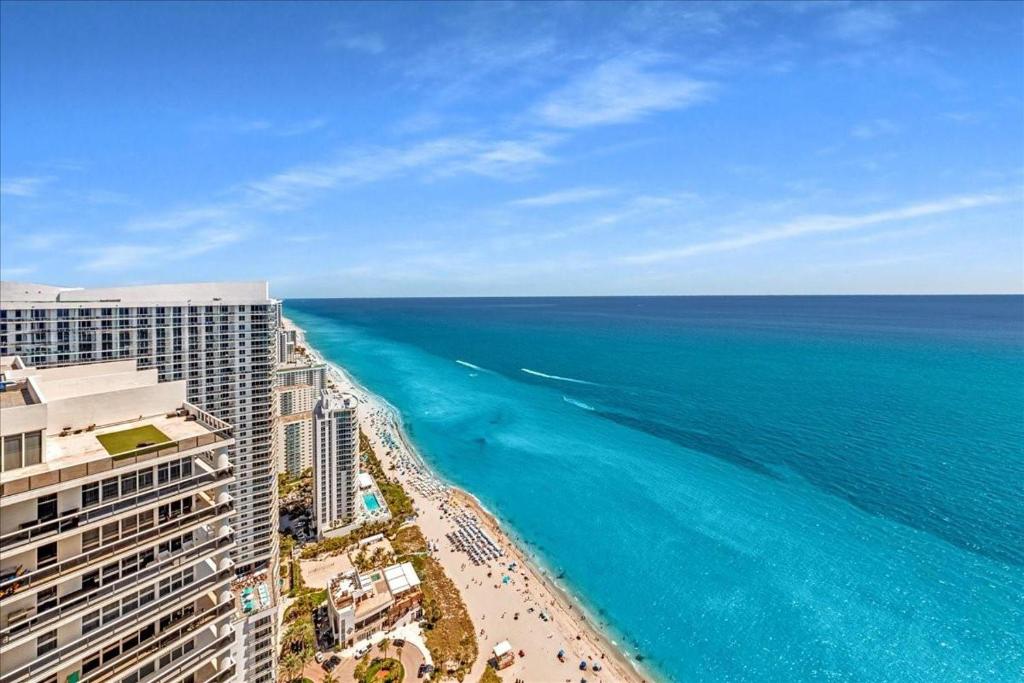 una vista dell'oceano da un edificio di South City Suites a Hallandale Beach