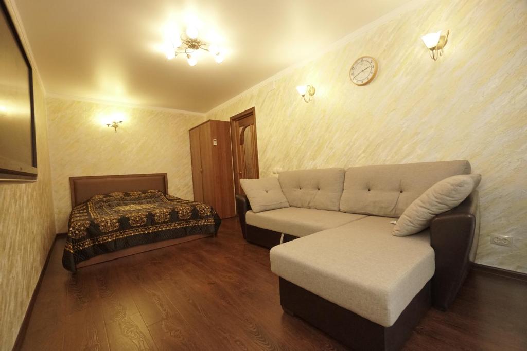 sala de estar con sofá y cama en Lenina 1G Apartment, en Zheleznovodsk