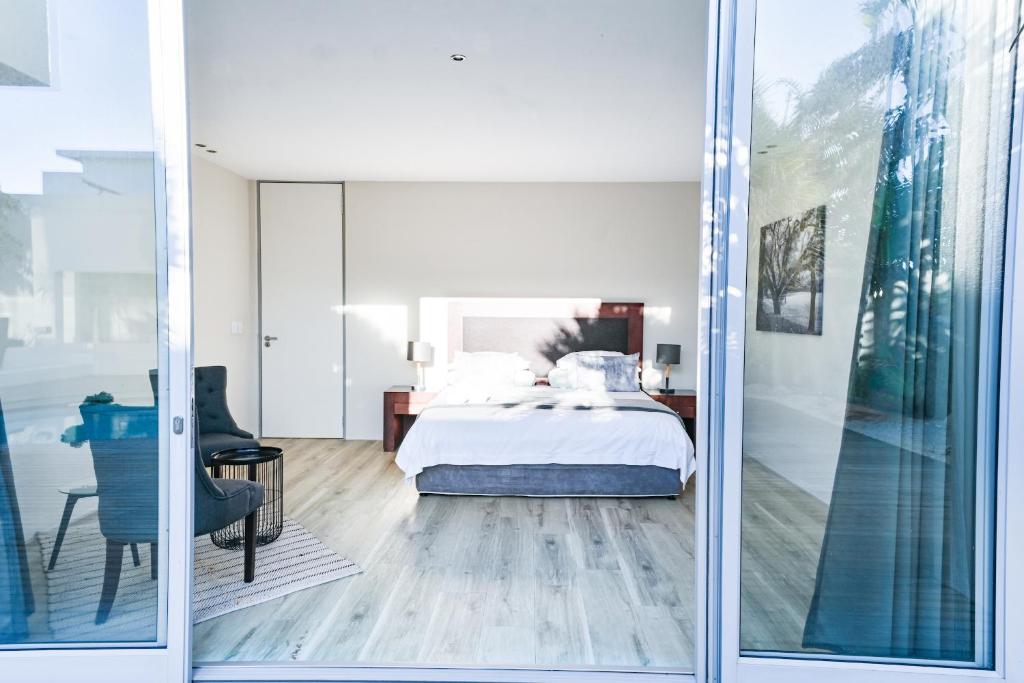 En eller flere senge i et værelse på GND Properties Luxury Holiday Home