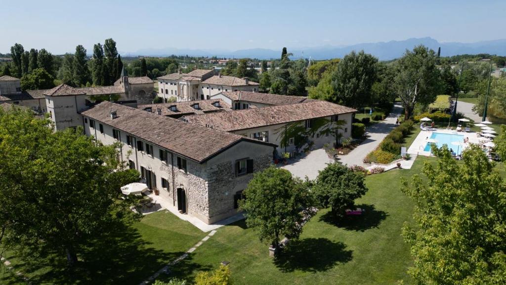 an aerial view of a house with a pool at Relais Corte Paradiso in Peschiera del Garda