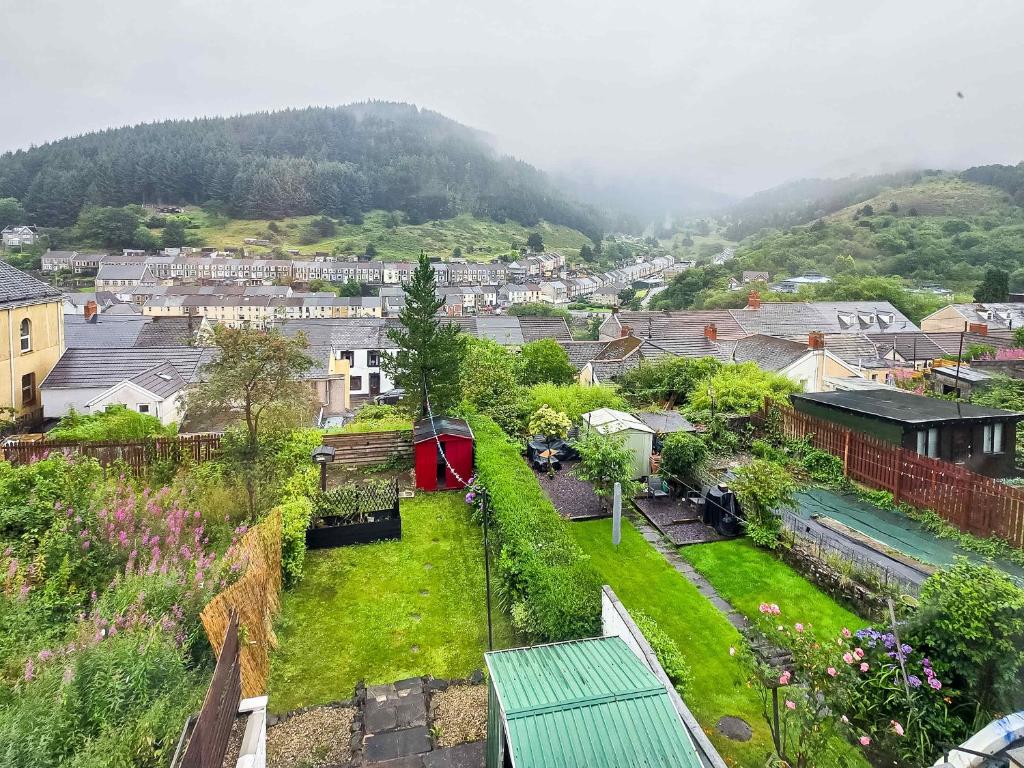 Blick auf eine kleine Stadt mit einem grünen Hof in der Unterkunft Tree Tops Views Beautiful Home in Afan Forest By STAE-Homes in Glyncorrwg
