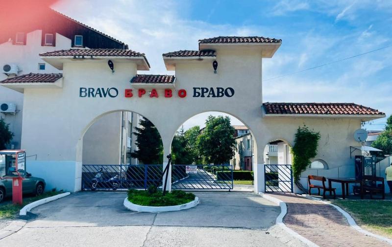 un edificio con un arco delante en Bravo 1, en Sunny Beach