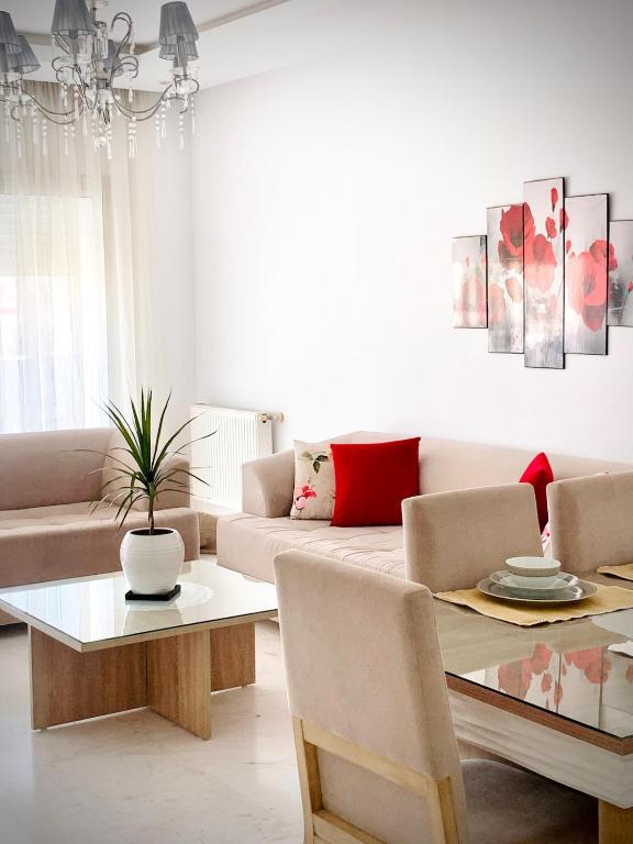 a living room with a couch and a table at Style chic et calme a la Marsa, emplacement Ideal in Dar el Haj Ahmed Souid