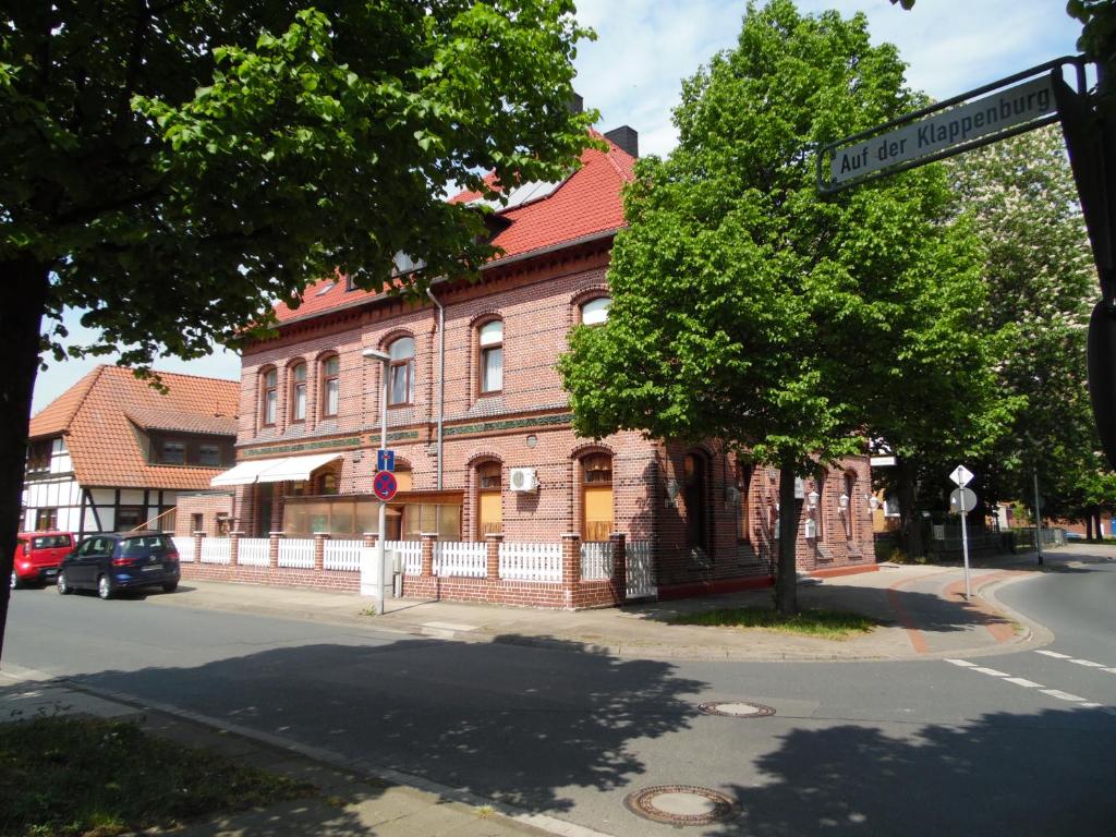 un letrero de la calle frente a un edificio de ladrillo en Hotel Klappenburg en Hannover