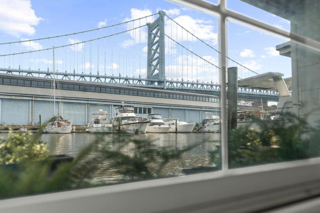 フィラデルフィアにあるNauti and Nice The Love Shackの港に停泊している船と橋の眺め