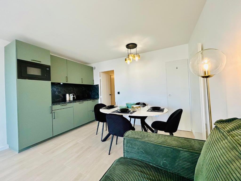 Køkken eller tekøkken på Le Ru'Beach - T2 avec piscine , proche de la plage