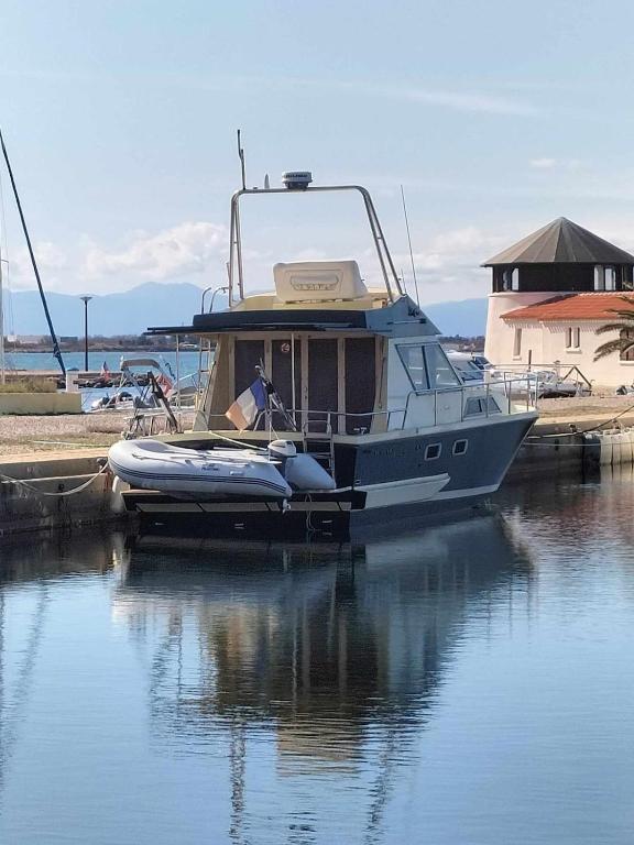 a boat is docked at a dock in the water at Bateau in Le Barcarès