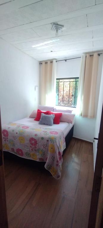 una camera da letto con un letto in una stanza con una finestra di Casa moderna em meio à natureza a Ouro Preto