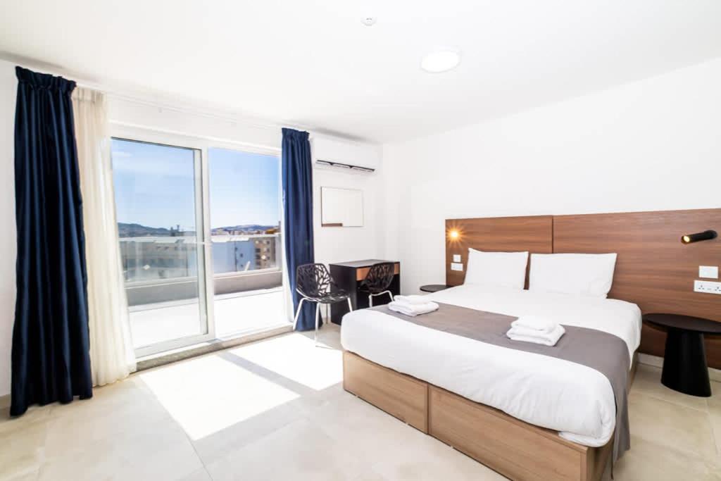 Ένα ή περισσότερα κρεβάτια σε δωμάτιο στο Bright Penthouse with Terrace - by HostMT