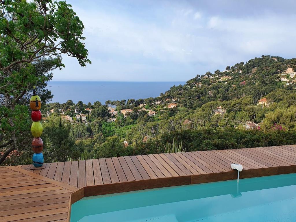 vistas al océano desde la terraza de una casa en Villa in Hyères near Beach & Pool, en Hyères
